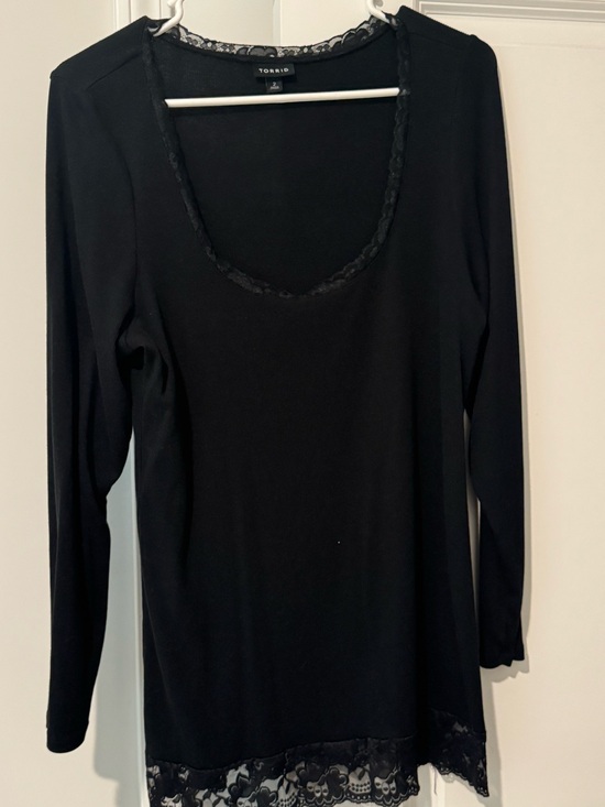 torrid Tops - Torrid Long Sleeve Scoop Neck Lace-Hem Top